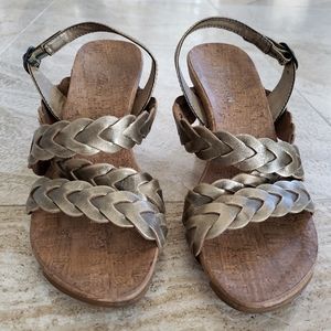 KENNETH COLE REACTION GOLD SANDALS  SIZE 5